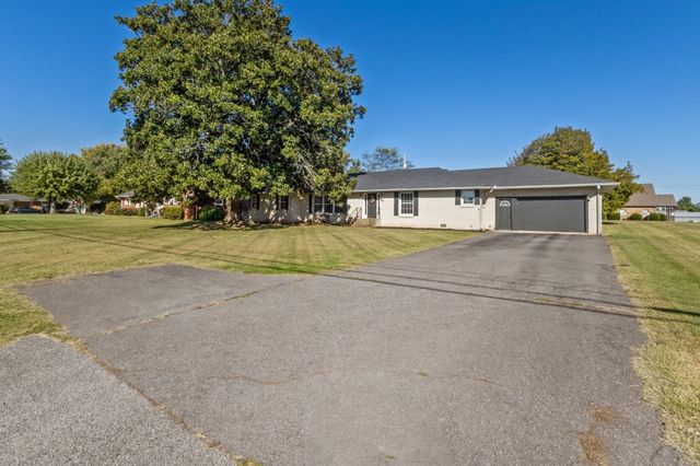 840 S Broadway St, Portland, TN 37148
