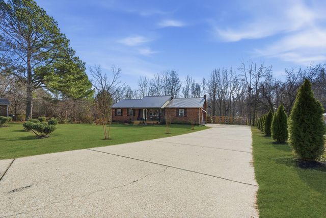 108 Saint James St, Charlotte, TN 37036