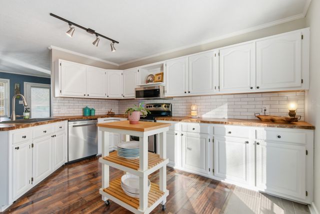 108 Saint James St, Charlotte, TN 37036