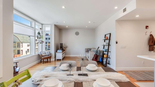 275 9th Street 3, Oakland, CA 94607