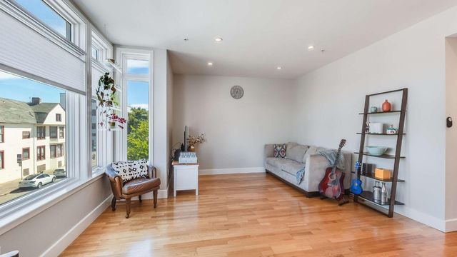 275 9th Street 3, Oakland, CA 94607