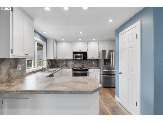 1730 REGENCY St, West Linn, OR 97068