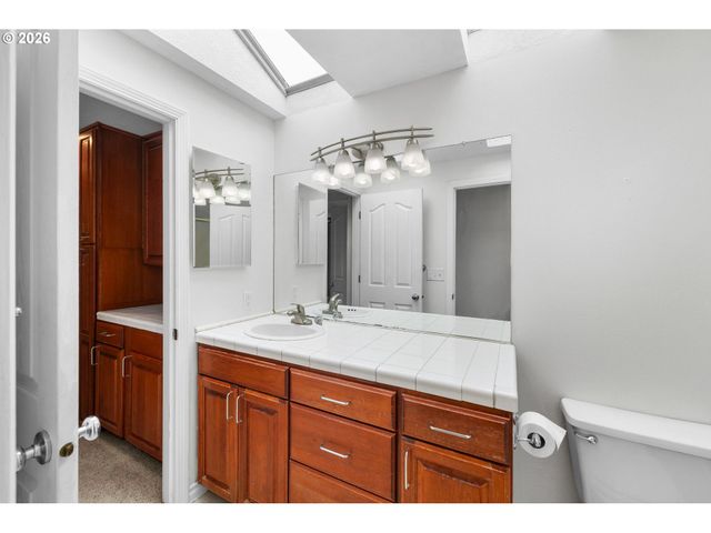 1730 REGENCY St, West Linn, OR 97068