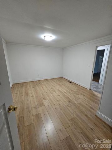 1129 W 5th Avenue, Gastonia, NC 28052