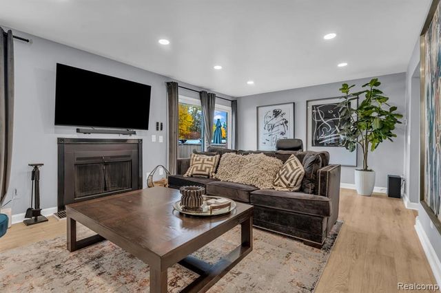 3160 Woods Circle, Detroit, MI 48207