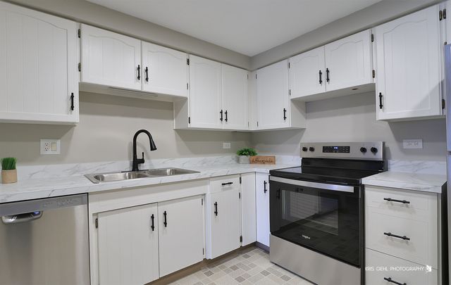 920 Vose Drive 208, Gurnee, IL 60031