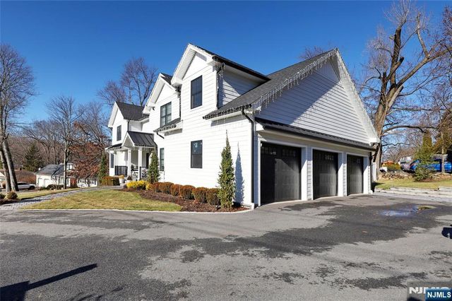 2 Bona Court, Park Ridge, NJ 07656