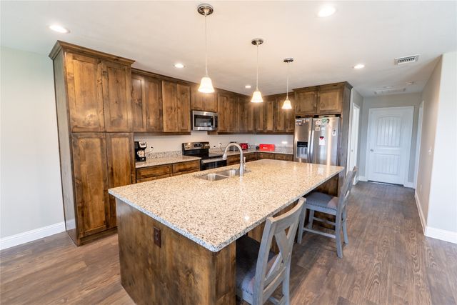 643 Half Moon Way, Runaway Bay, TX 76426