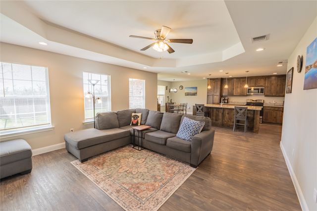 643 Half Moon Way, Runaway Bay, TX 76426