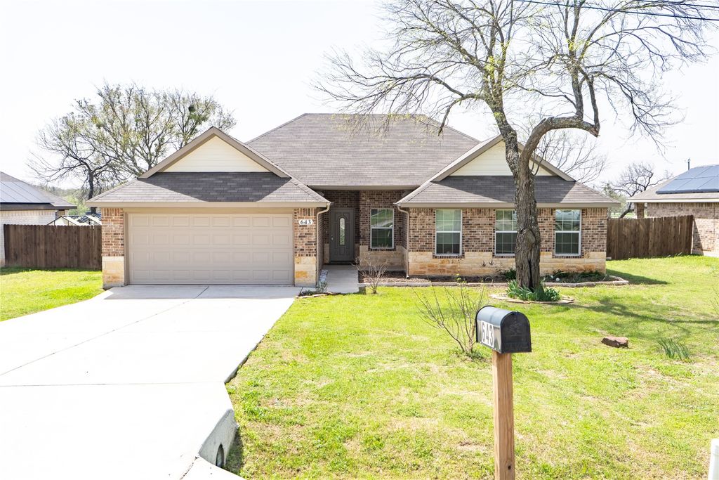 643 Half Moon Way, Runaway Bay, TX 76426