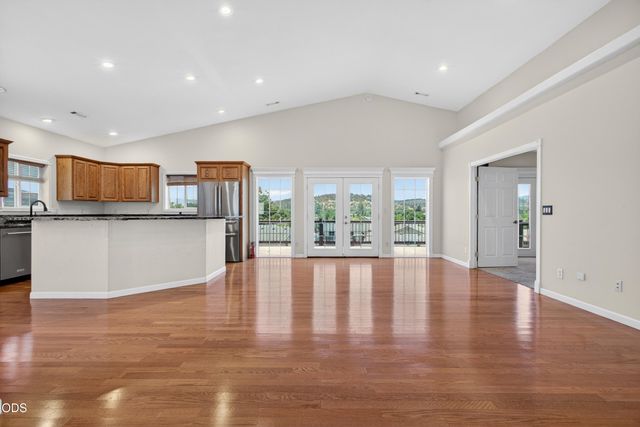 589 N Heights Drive, Eagle Point, OR 97524
