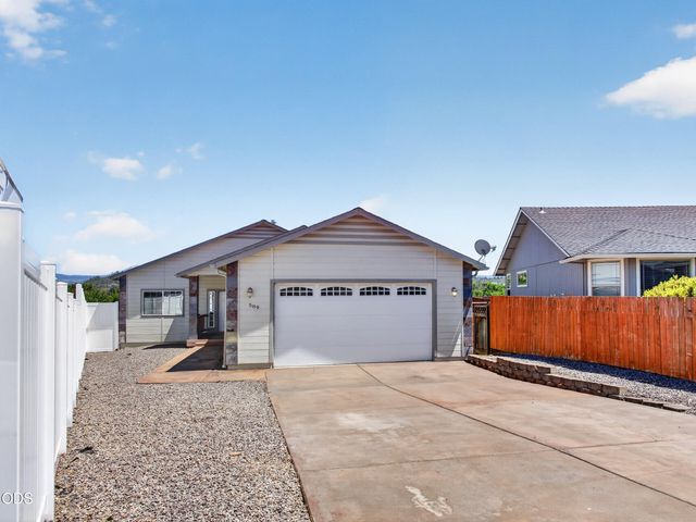 589 N Heights Drive, Eagle Point, OR 97524