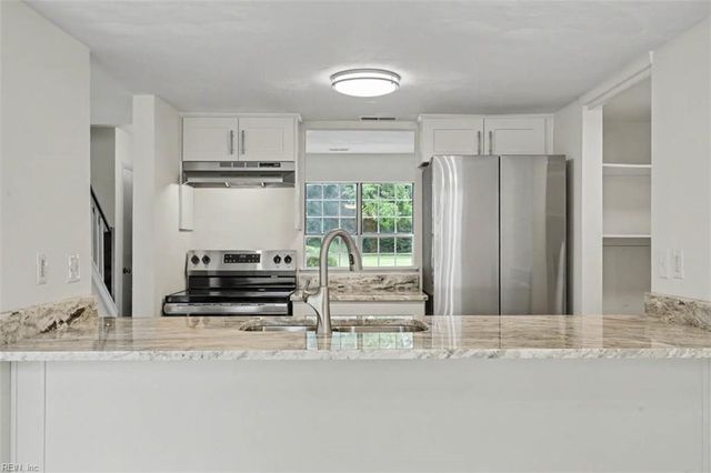 18 Bayview CT, Hampton, VA 23664