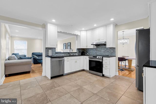 12 FAWN HOLLOW RD, Burlington, NJ 08016