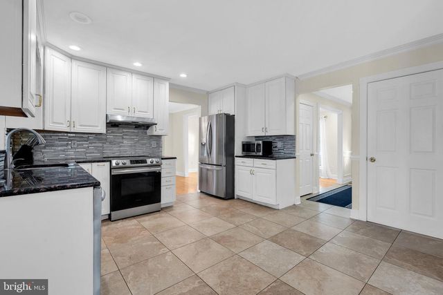 12 FAWN HOLLOW RD, Burlington, NJ 08016