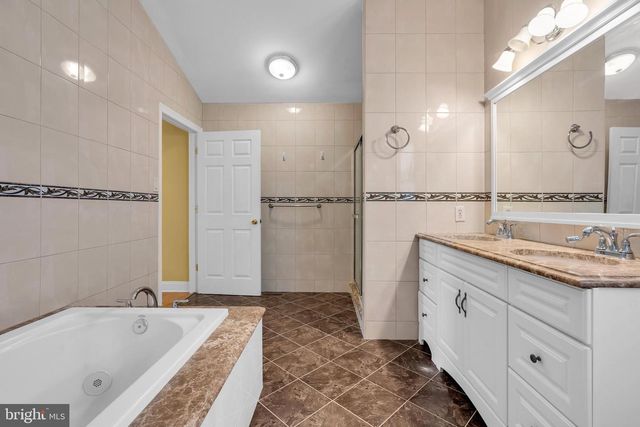 12 FAWN HOLLOW RD, Burlington, NJ 08016