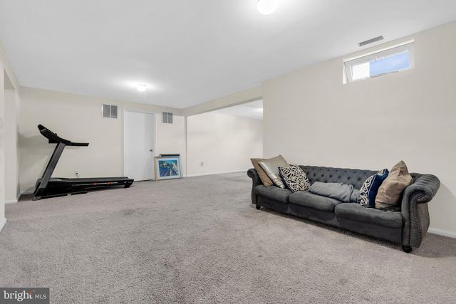 12 FAWN HOLLOW RD, Burlington, NJ 08016