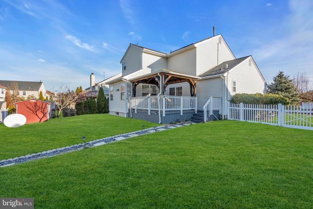 12 FAWN HOLLOW RD, Burlington, NJ 08016