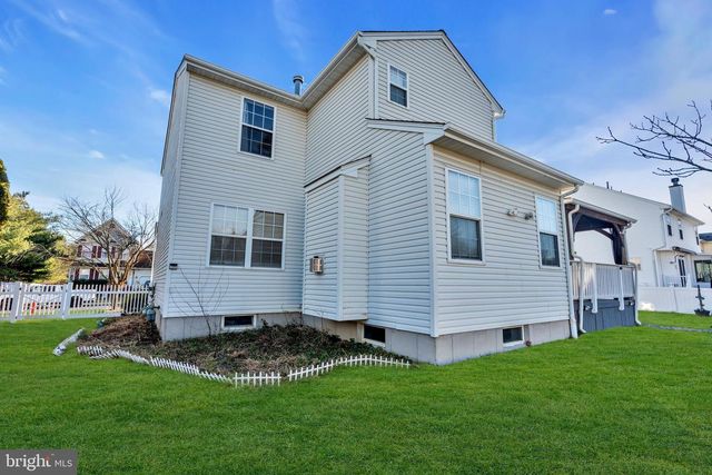 12 FAWN HOLLOW RD, Burlington, NJ 08016