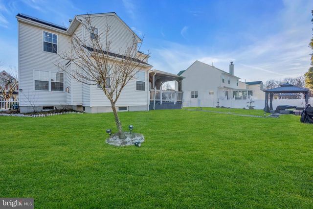 12 FAWN HOLLOW RD, Burlington, NJ 08016