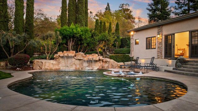 9904 Fox Borough Dr, Oakdale, CA 95361