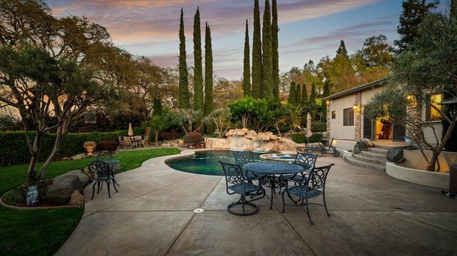 9904 Fox Borough Dr, Oakdale, CA 95361