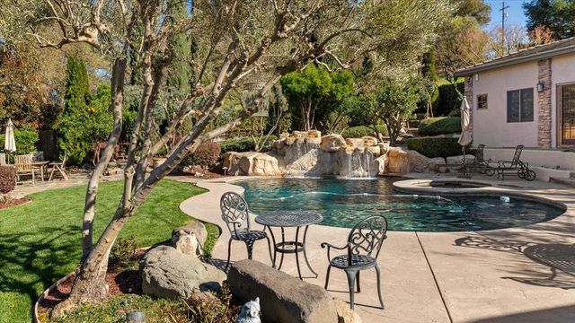 9904 Fox Borough Dr, Oakdale, CA 95361