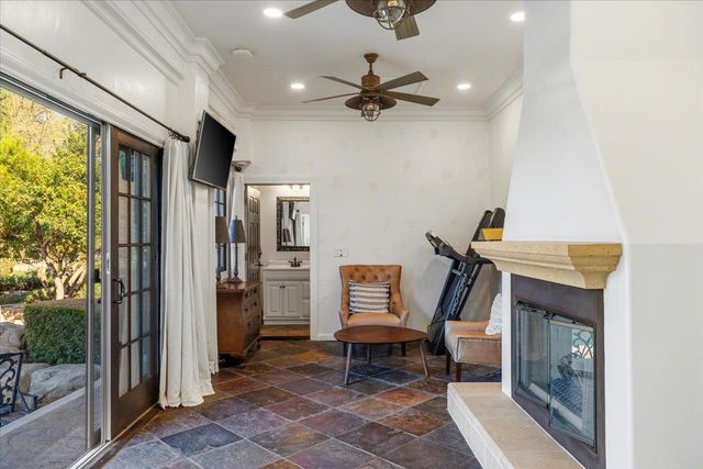 9904 Fox Borough Dr, Oakdale, CA 95361