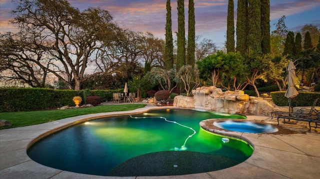 9904 Fox Borough Dr, Oakdale, CA 95361