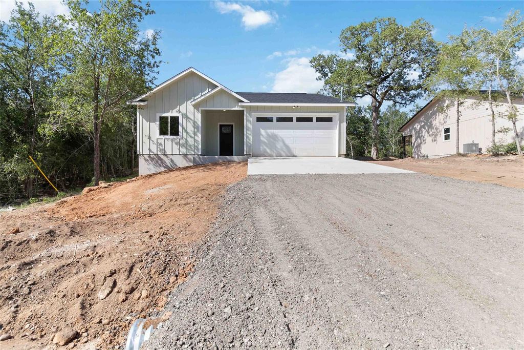 152 Palikea CIR, Bastrop, TX 78602