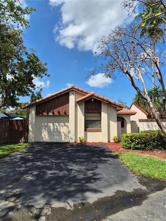 17316 NW 63rd Ave, Hialeah, FL 33015