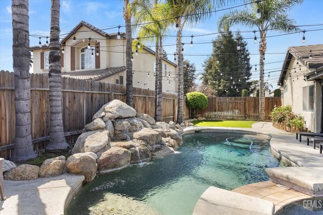 8203 Sea Meadow Lane, Bakersfield, CA 93312