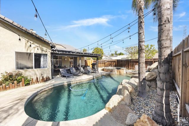 8203 Sea Meadow Lane, Bakersfield, CA 93312