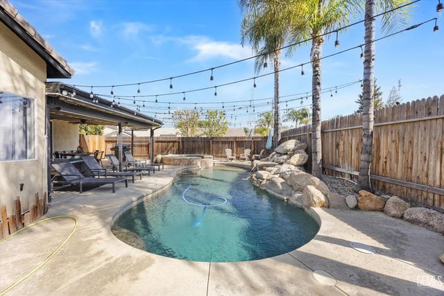 8203 Sea Meadow Lane, Bakersfield, CA 93312