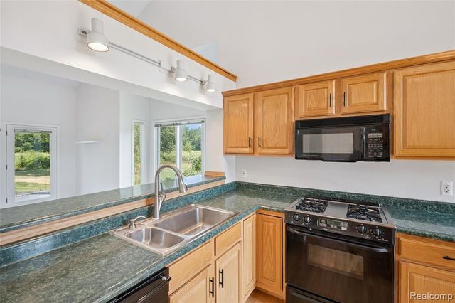 628 Olde Ivy Lane, Howell, MI 48843