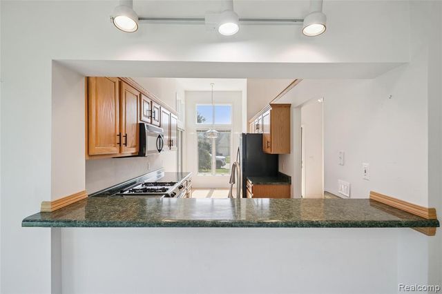 628 Olde Ivy Lane, Howell, MI 48843