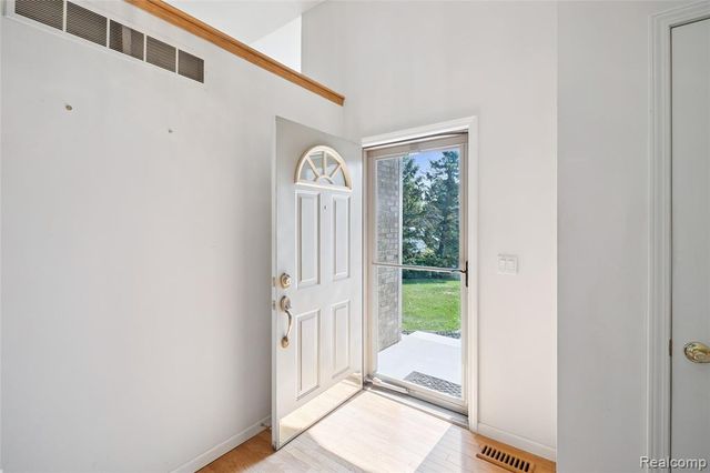 628 Olde Ivy Lane, Howell, MI 48843