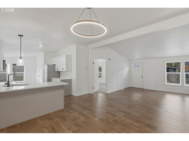 12323 Se HOLGATE Blvd 19, Portland, OR 97236