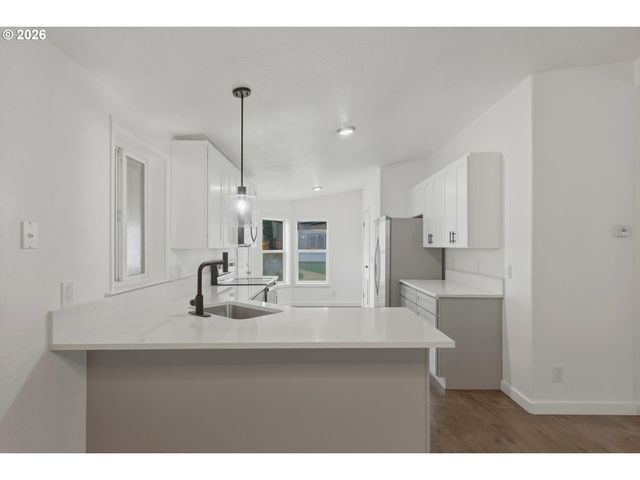 12323 Se HOLGATE Blvd 19, Portland, OR 97236