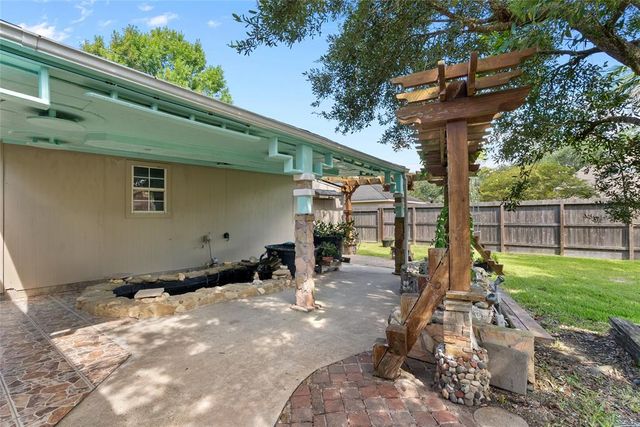 1412 Cambridge Drive, Friendswood, TX 77546