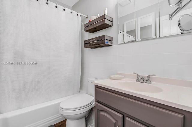 901 SW 11th Ave 17H, Hallandale Beach, FL 33009