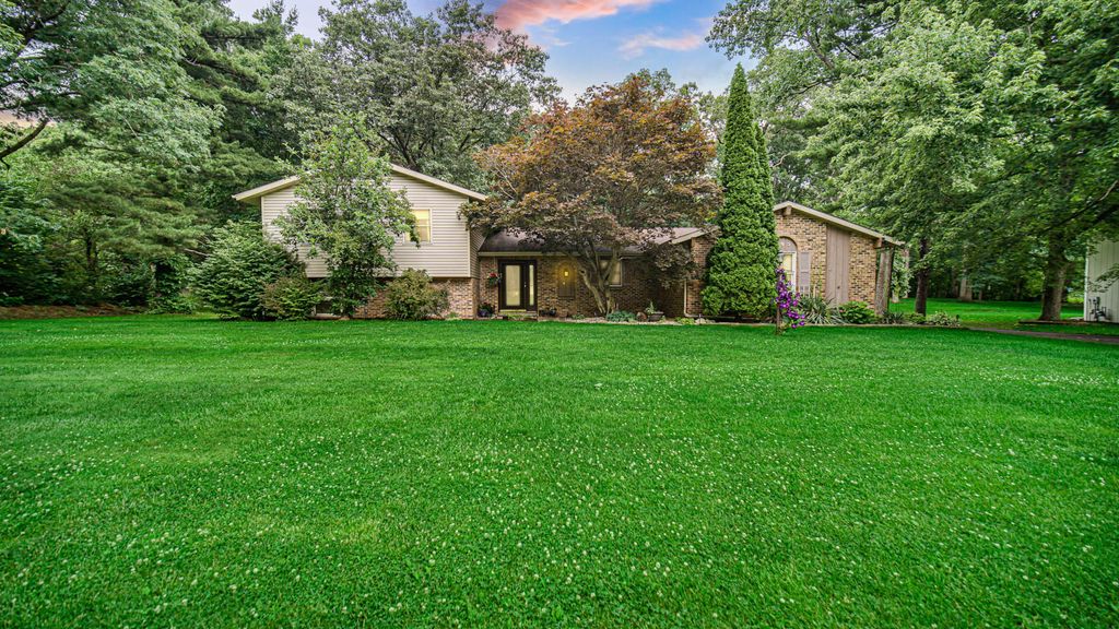 495 Meadowwood Drive, Valparaiso, IN 46385