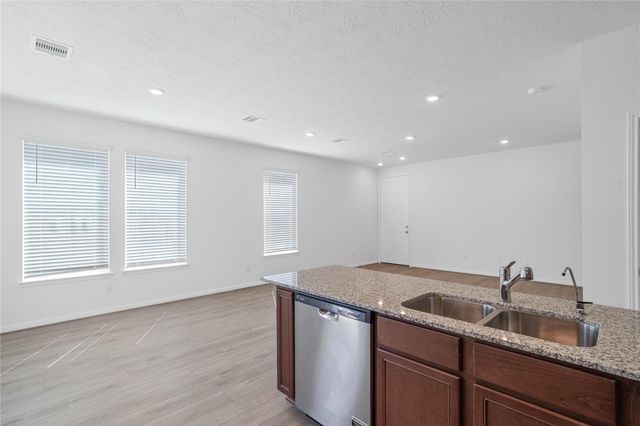 5619 Blackbird Lane, Hitchcock, TX 77563