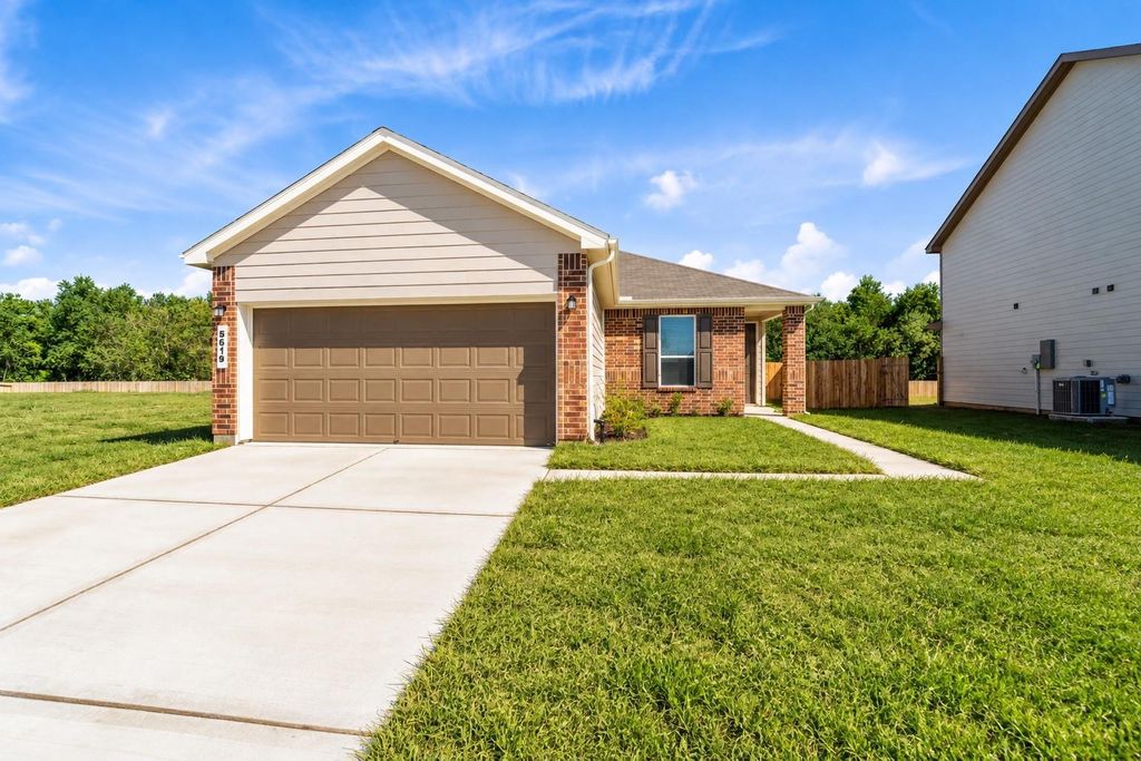 5619 Blackbird Lane, Hitchcock, TX 77563