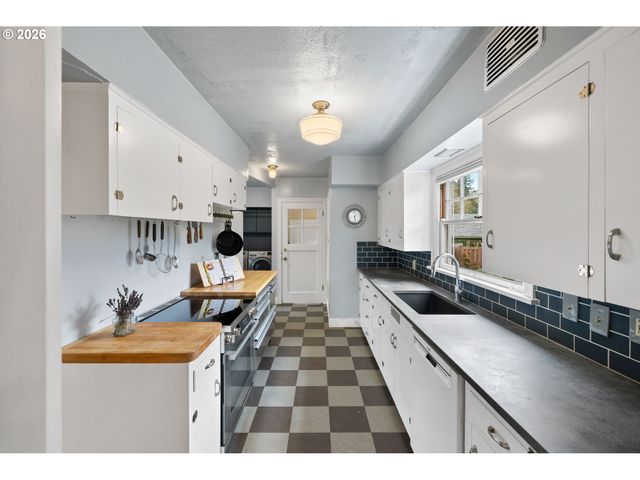 900 Ne 3RD Ave, Hillsboro, OR 97124