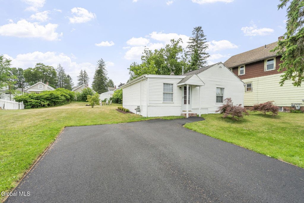 34 Fullerton Ave, Colonie, NY 12304