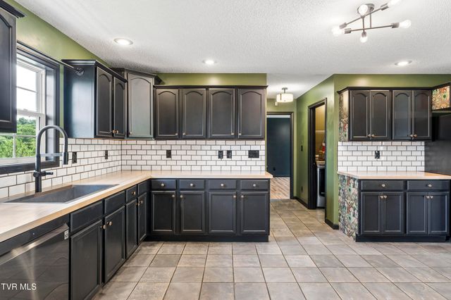 150 West Hills Drive, Mosheim, TN 37818