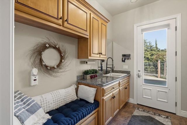 2480 Country Ln, Auburn, CA 95603