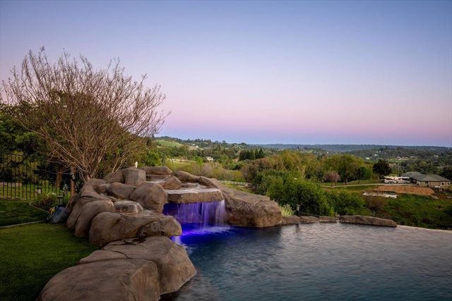 2480 Country Ln, Auburn, CA 95603