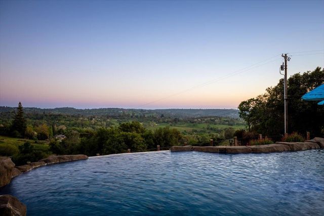 2480 Country Ln, Auburn, CA 95603